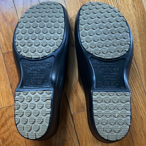 Sticky Shoes Black Clogs - Picture 5 of 5